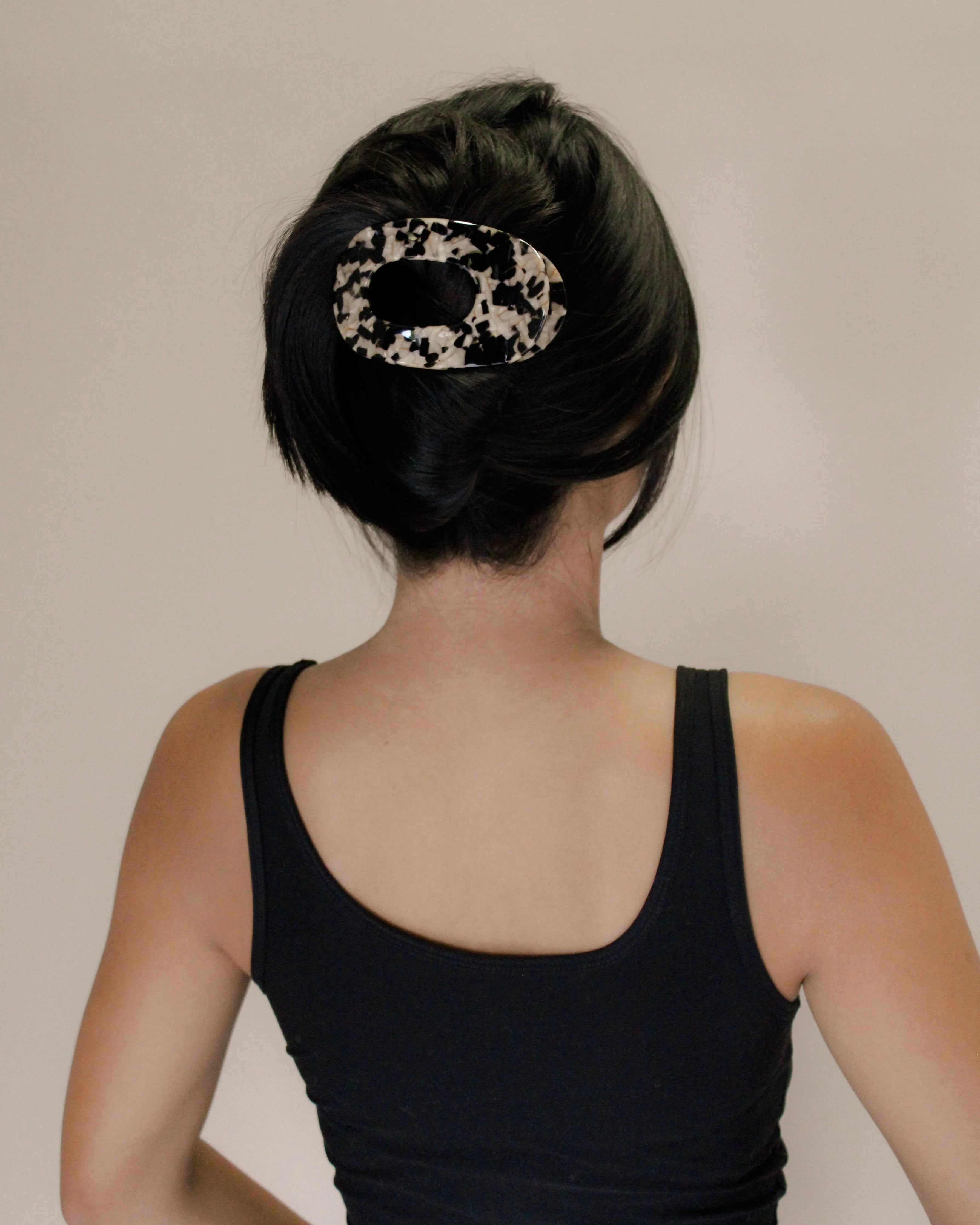 Shop Flat Lay Oval Claw Clip | Tortoise- at Ruby Joy Boutique, a Women's Clothing Store in Pickerington, Ohio